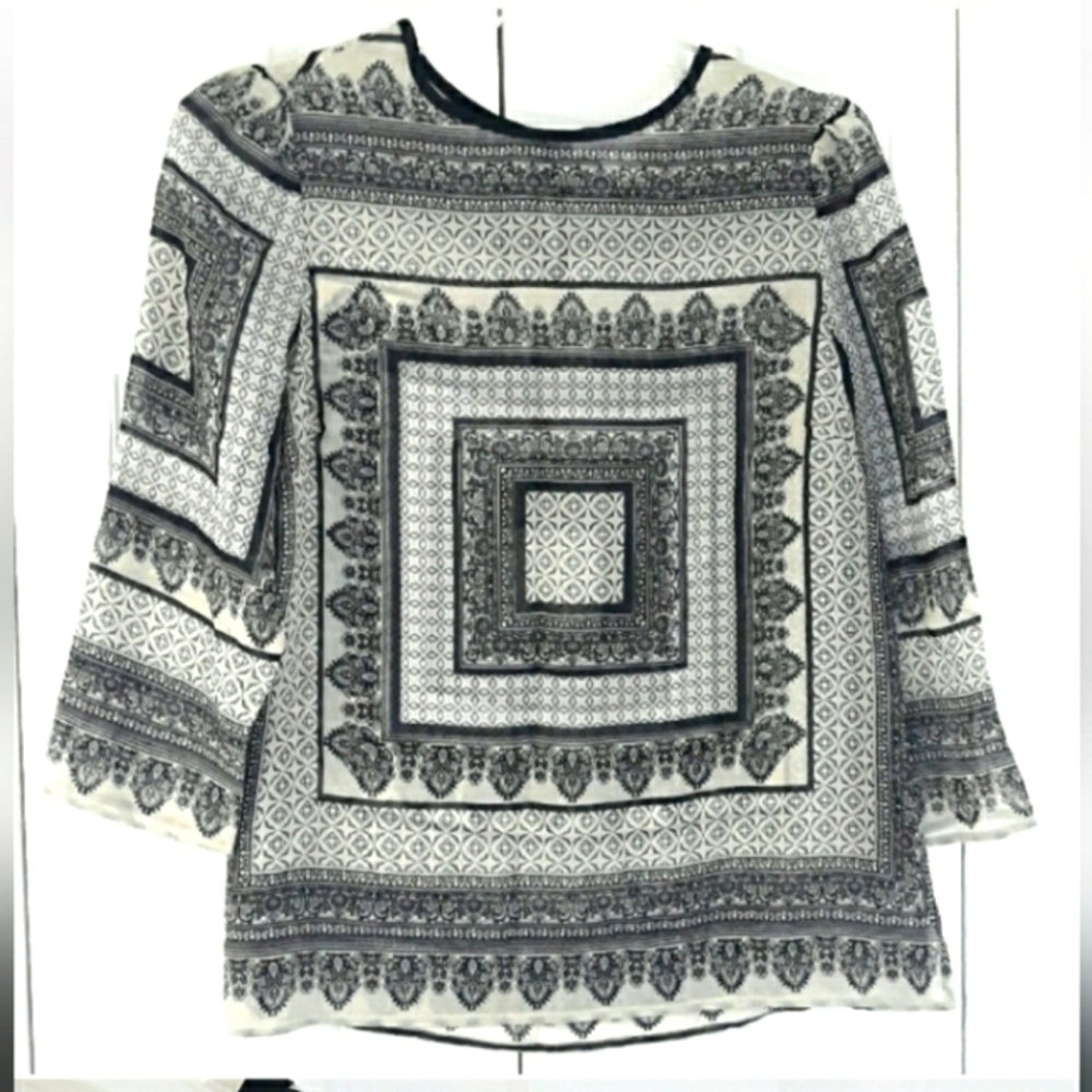 WD. NY Top 3/4 Sleeve Sheer Floral and geometric Pattern Black Gray Size Medium